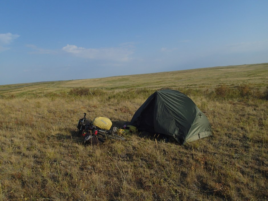 在山坡後方搭帳棚。很喜歡這張照片啊！