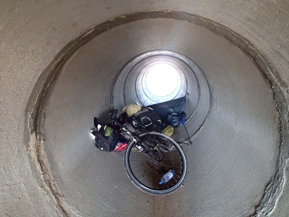 昨晚過夜的排水洞。