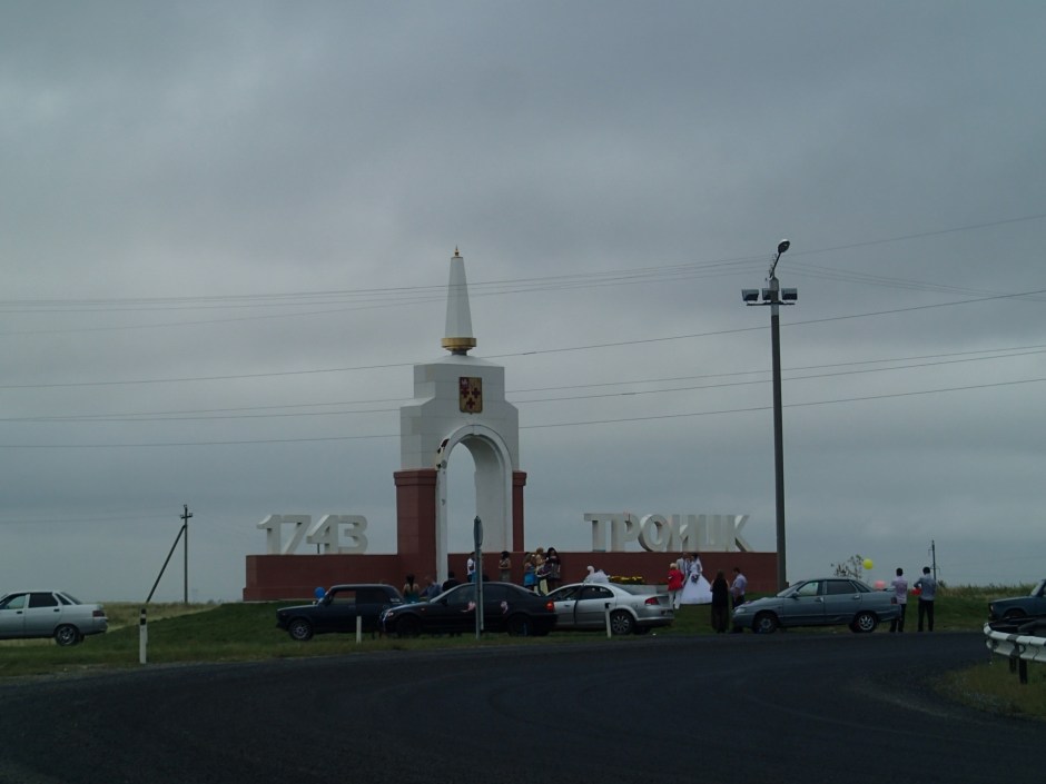 在拍婚紗的新人。在Troisk時，有遇到結婚車隊，整個車隊看起來很是瘋狂，領頭的汽車司機與車子裡的人不停地按喇叭與大吼(是開心，想把喜悅分享給別人的那種)。